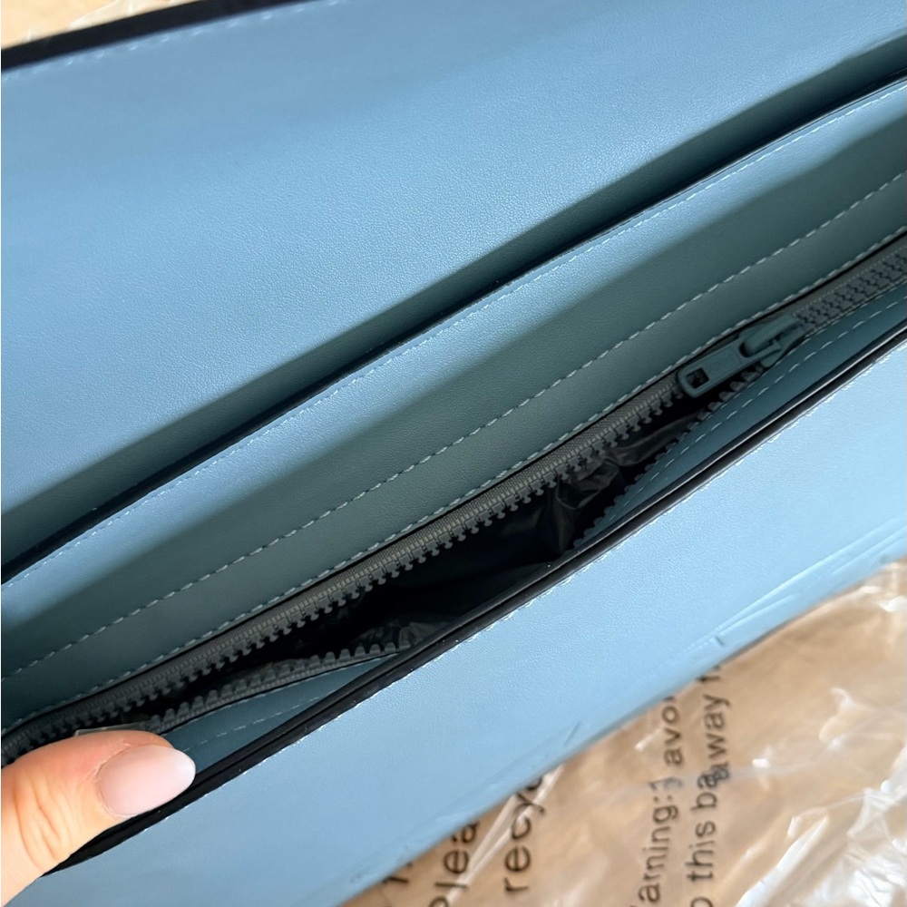 NUNOO Crossbody Bag with Car Embossing - Picture 4 of 6